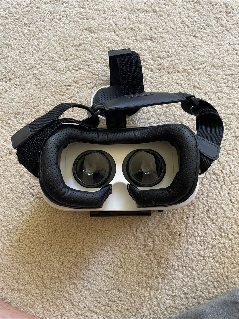 VR Headset in White and Black - Mobile VR Viewer